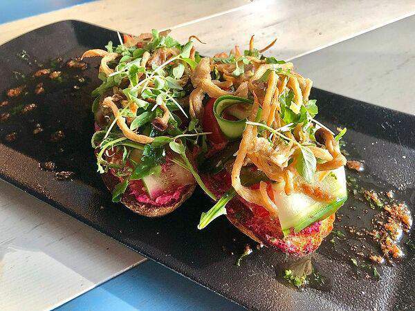 Eat Meet - Брускетта с овощами и вешенками