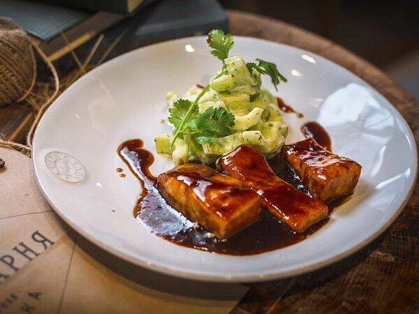 Сыроварня - Лосось терияки с салатом из огурца