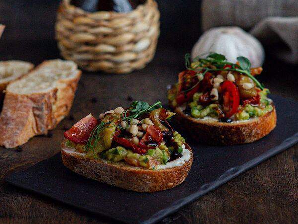 Между нами булочками - Брускетта с вяленными томатами, творожным сыром, и гуакамоле
