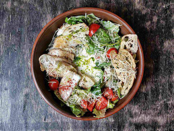 Corner 74 levins bar - Цезарь с курицей гриль