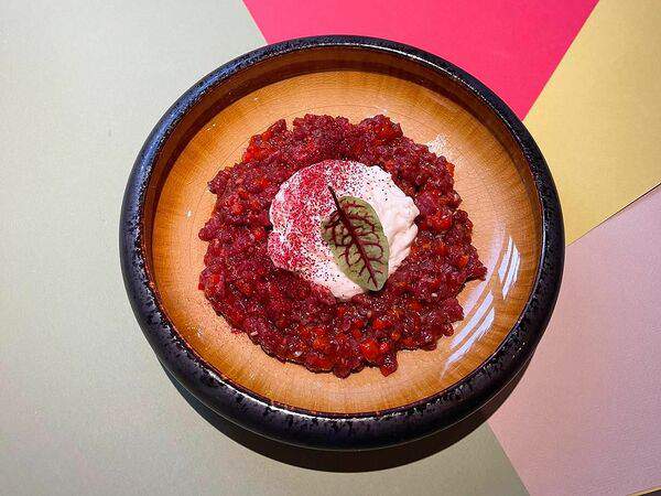 Lyric - Тартар из говядины с печеным перцем и сырным муссом