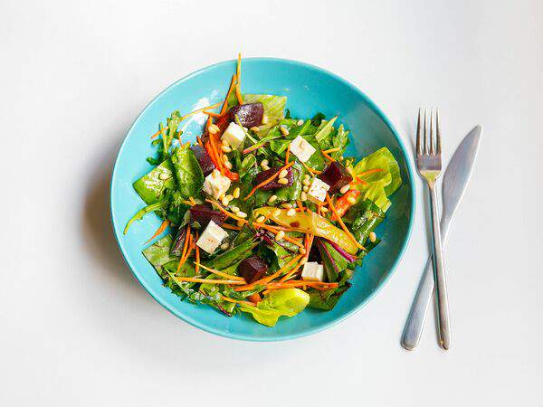 Каеф - Салат со свеклой, сыром и малиновым соусом