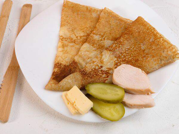 Картофельный папа - Блин с копченой грудкой, сыром и огурцом