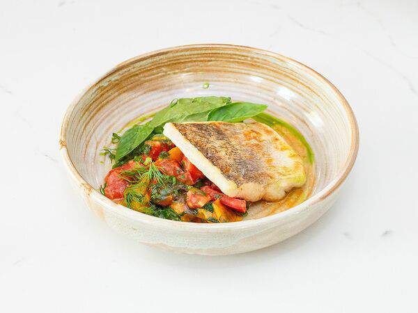 Гаврош - Судак с томатами и авокадо