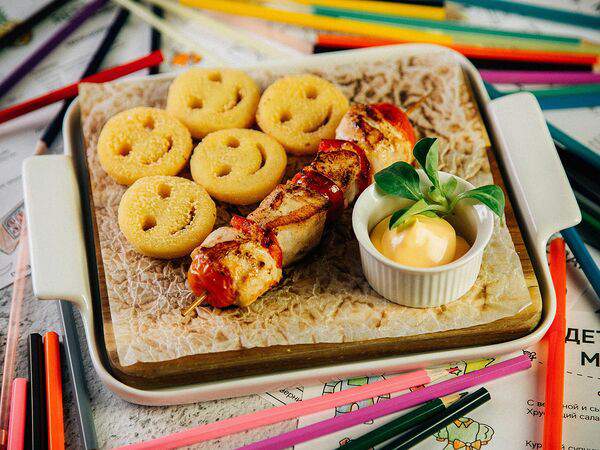 Plum - Шашлычки куриные с картошечкой фри Смайлик