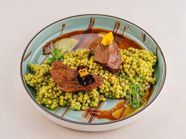 Trattoria 23 - Говяжьи щеки с пастой птитим и песто