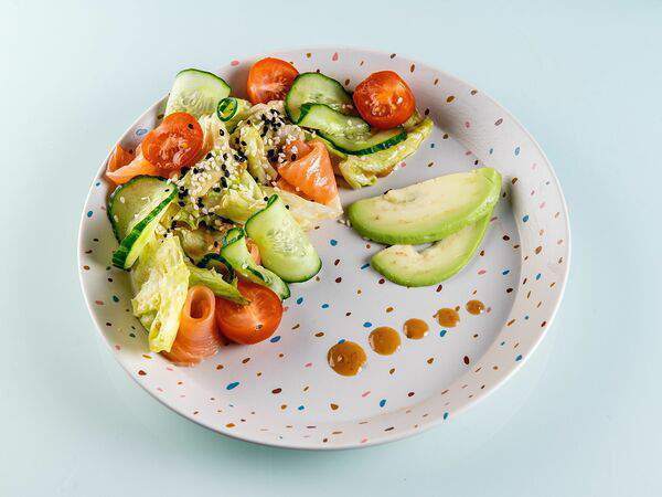 Buro 21 - Салат с лососем и авокадо