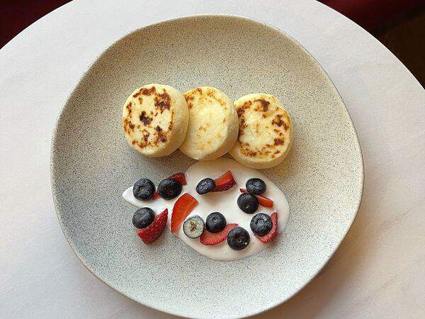 Гурмерия De Paris - Сырники из рикотты со свежими ягодами