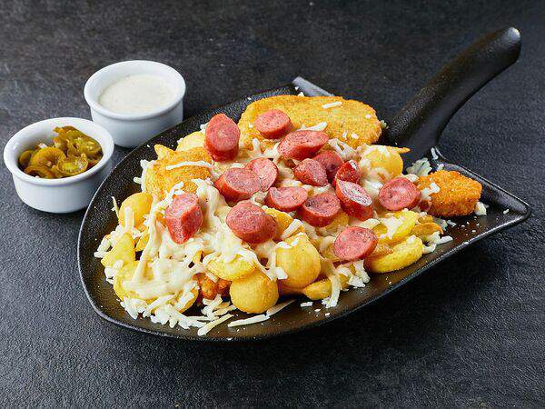 Leo shaverma and bar - Картофель по-канадски с копчеными колбасками