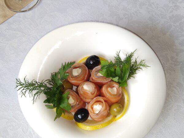 Вечная пятница - Рулетики из лосося с сыром бука