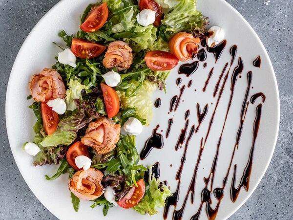 Gagarin Gastro Bar - Салат с лососем холодного копчения