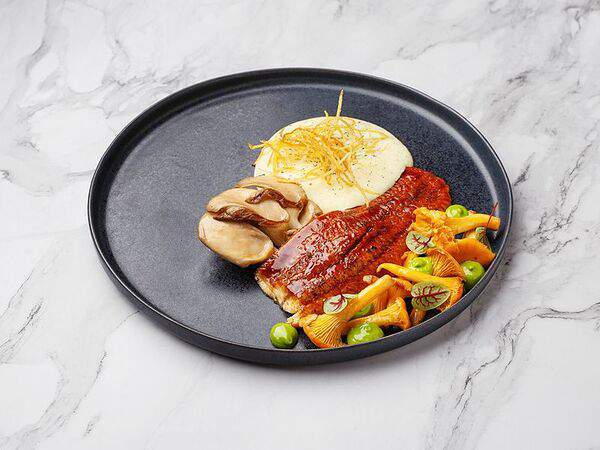 Lobby Bar - Копченый угорь с картофельным кремом и лесными грибами