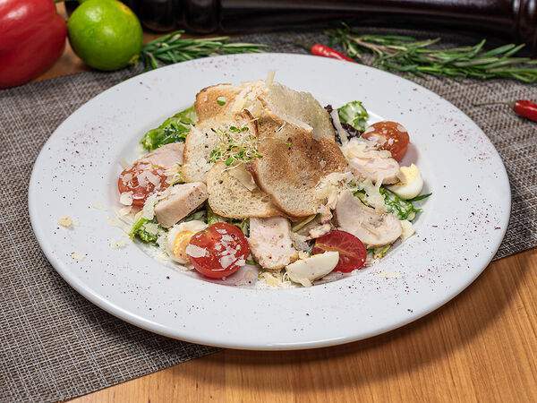 Ресторан Чеснок - Салат Цезарь с куриным филе