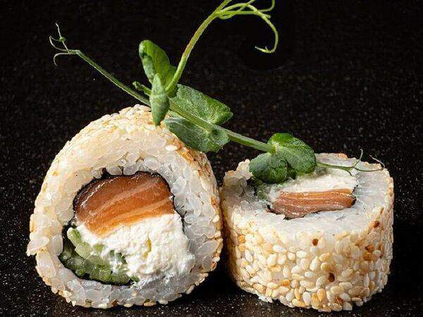 Chef Arts - Ролл Филадельфия в кунжуте с огурцом