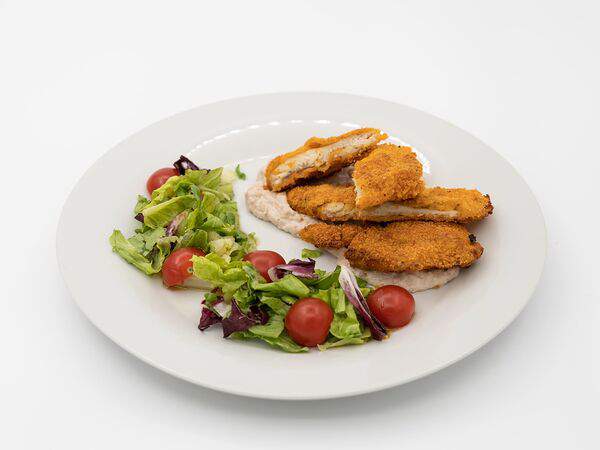 Сальвадор - Шницель из курицы на ореховом креме с пестрым салатом