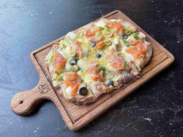 Пламя и вино - Пицца с лососем, спаржей и оливками