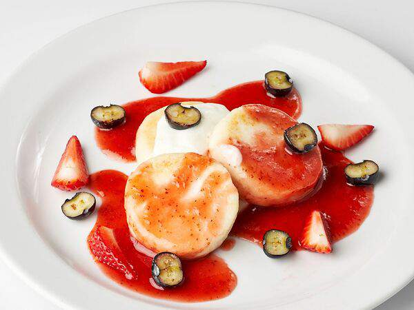 Теплого хлеба - Сырники с йогуртом и джемом