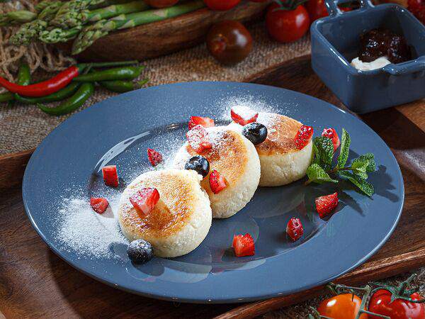 Кафе-пекарня Susser - Сырники с клубникой