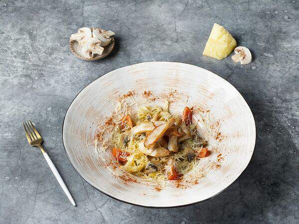 Rave Resort - Сливочная паста тальятелле с курицей и пармезаном