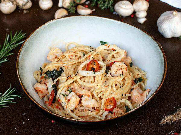 Угли - Паста с креветками и кальмаром