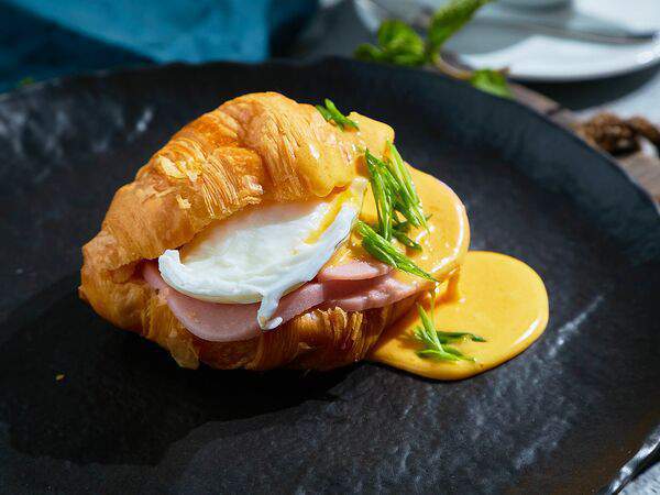ChaCha - Круассан Бенедикт с ветчиной