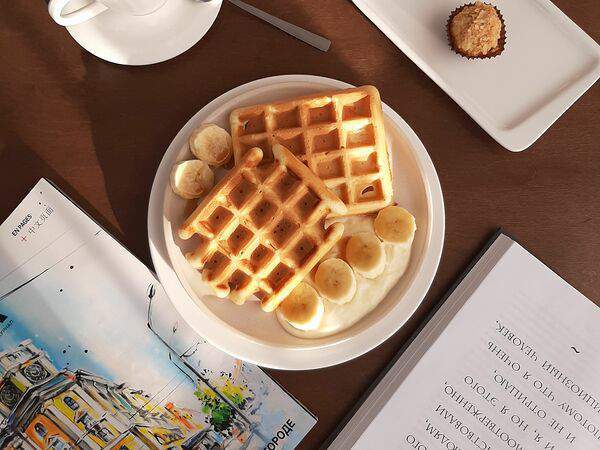 Гранфорт - Венские вафли с ванильным кремом, карамельным соусом и бананом