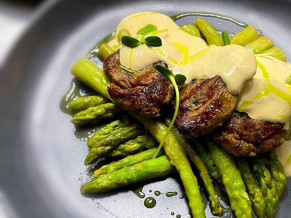 Победа - Медальоны из говяжьей вырезки под соусом Пепе Верде