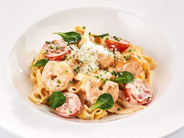 Corner Grill - Тальятелле в сливочном соусе кимчи с лососем и креветками