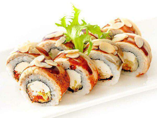 Fusion Sushi - Ролл с угрём и миндалём
