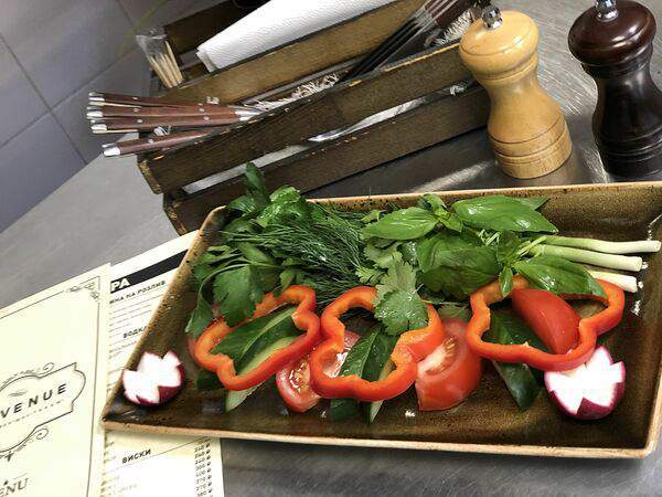 Ресторан 2Avenue - Нарезка из свежих овощей с ароматной зеленью