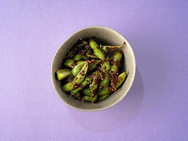 Miska bowls & folks - Бобы эдамаме, поджаренные в соусе чили-бин
