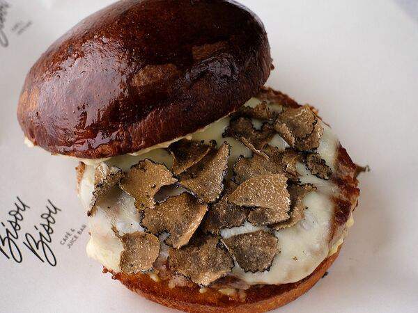 Bisou Bisou Bistro - Бургер из говядины с трюфелем