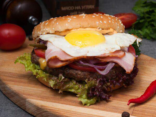 Мясо на углях - Бургер с беконом и яйцом