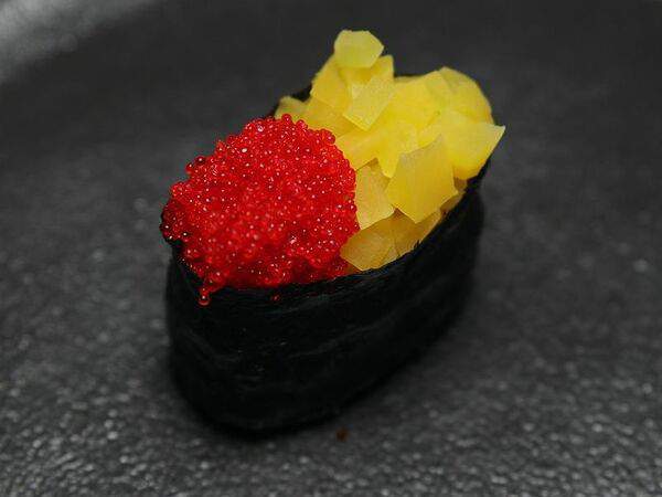 Рога лося - Гункан с такуаном и икрой тобико