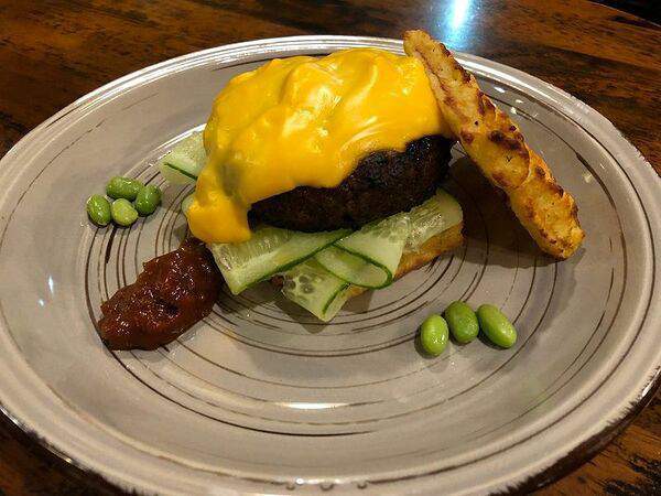 Hamilton's pub - Вафля-бургер с горячим сыром чеддер