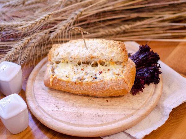 Кафе-пекарня Бенье - Фирменный жульен в чиабатте