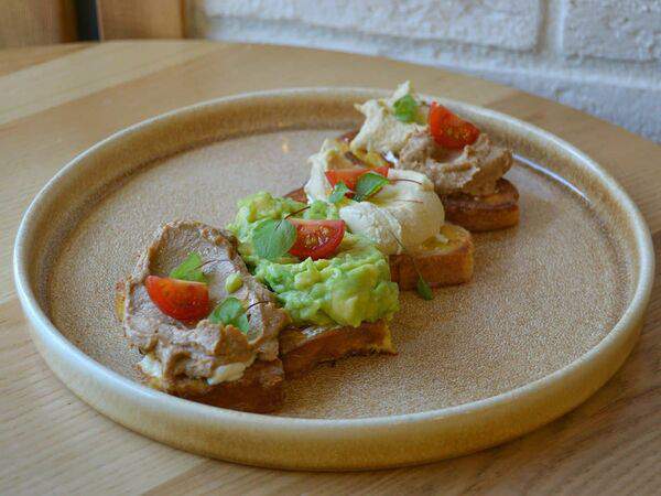 Pankoff Bakery - Брускетта с хумусом, паштетом и мятым авокадо