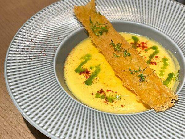 Mandarinka Restaurant & Bar - Крем-суп из лосося с чипсом из пармезана