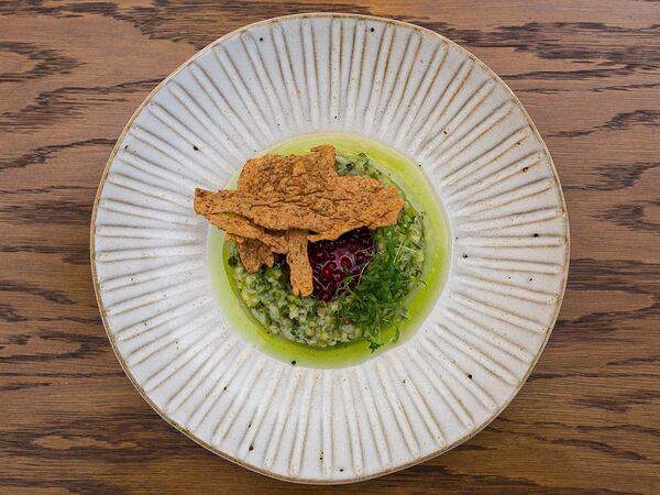 Столица деревень - Крошево из пеляди с зеленым яблоком и битым огурцом на гречневом хрусте