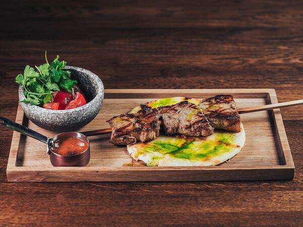 Novo. Ресторан современной русской кухни - Шашлык из молодой баранины с мини-салатом из томатов
