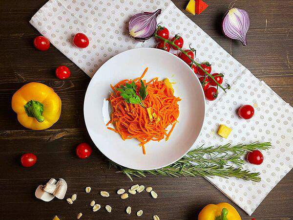 Black wood lounge bar - Салат по-корейски с цыпленком