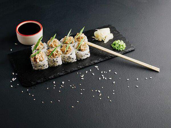 Молодость Kitchen & Bar - Ролл с угрем и унаги-муссом