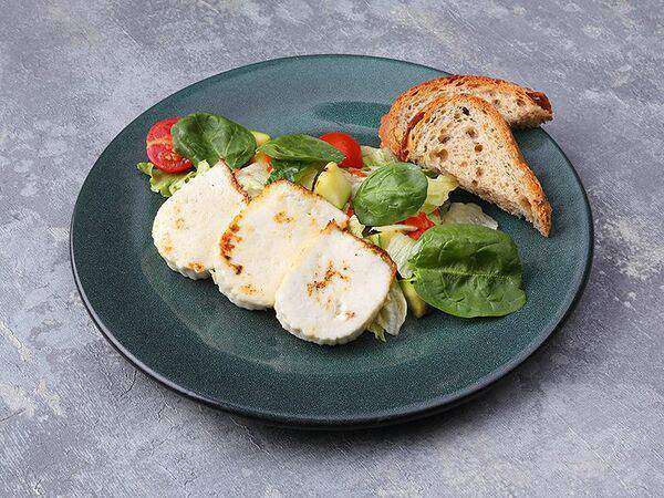 Максимилианс - Салат с адыгейским сыром гриль