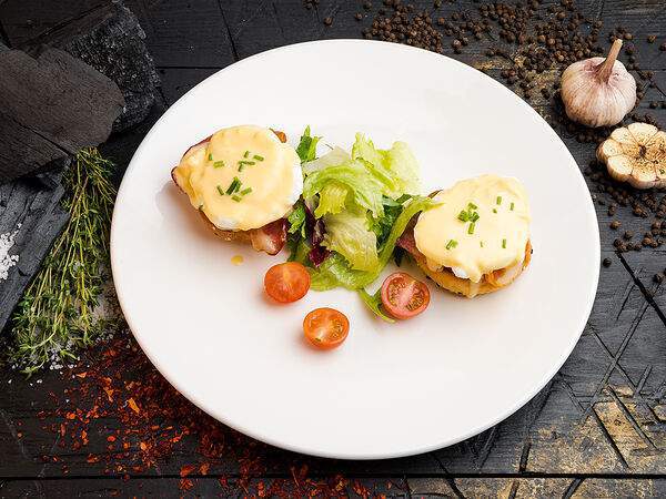 Corner Grill - Яйца бенедикт с беконом