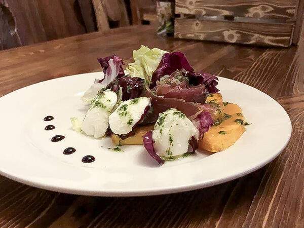 Таверна - Салат с печёной тыквой и вяленой уткой