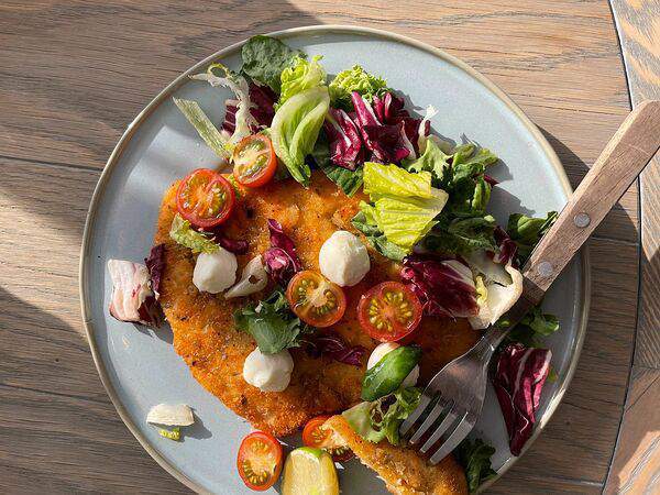 Donna Olivia - Цыпленок Миланеза с легким овощным салатом