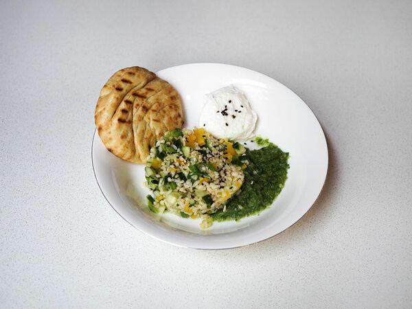 Espressium - Салат Табуле с яйцом пашот и теплой питой