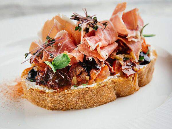 Forno rosso - Брускетта с томатами, оливками и пармой