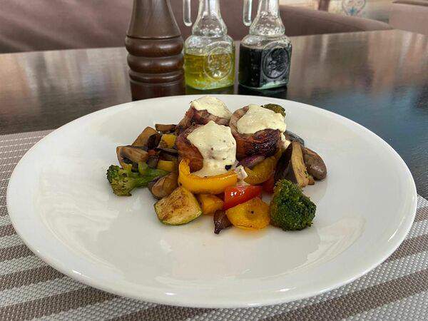 Tapadera - Свиная вырезка в беконе под горчичным соусом на овощах