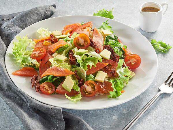 #Trava кофейня со вкусом - Салат с семгой и томатами